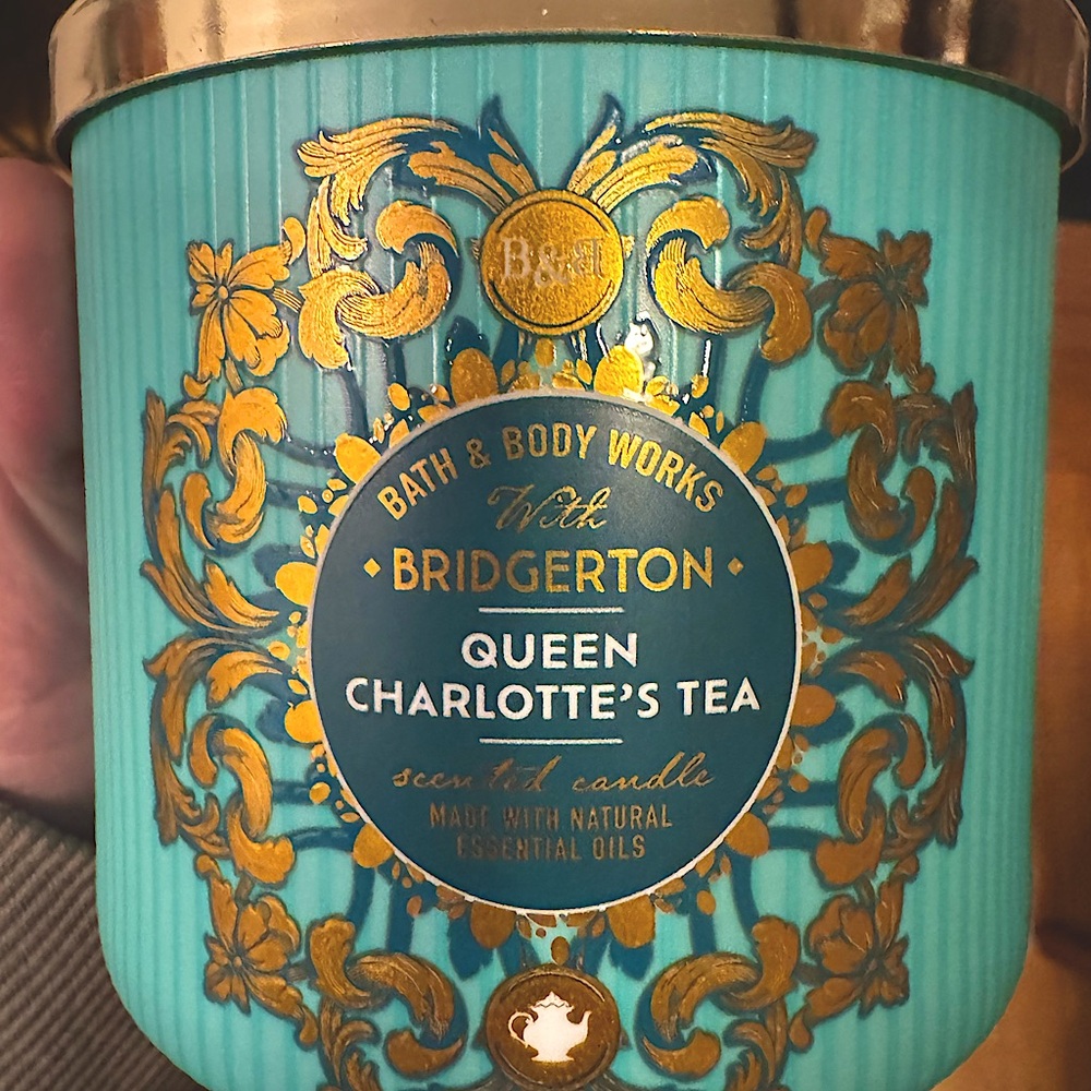 Bath & Body Works 3- Wick Candle! Now discontinued scent Queen Charlotte’s tea!